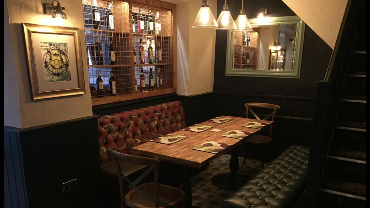 The Black Swan Hotel 莱伯恩 外观 照片